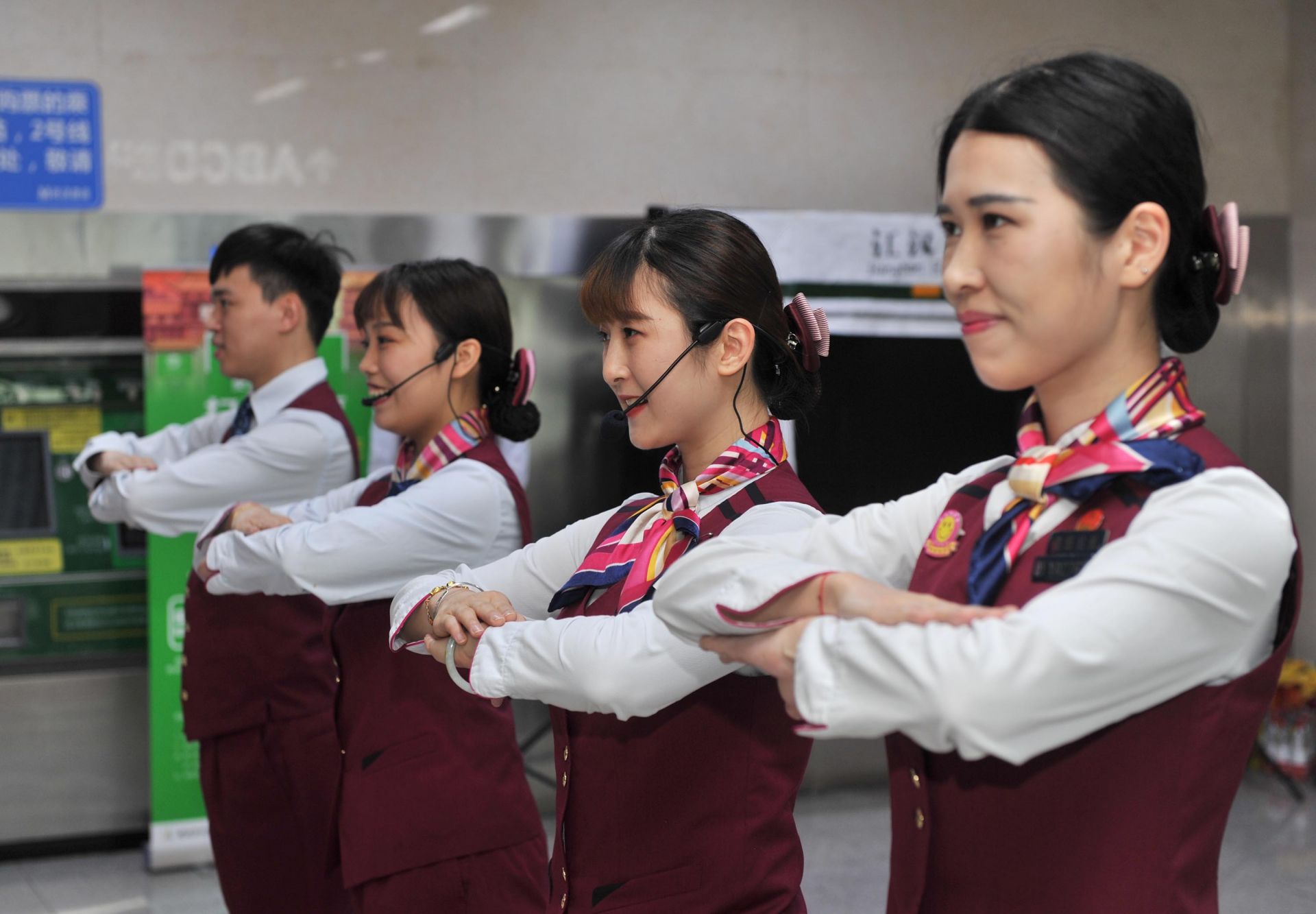 規范服務禮儀，全心全意為您服務